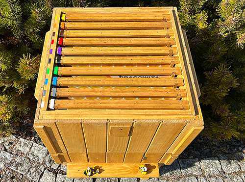 Interaktywny ul dźwiękowy - otwarta konstrukcja z planszami edukacyjnymi